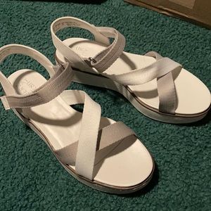 Naturalized platform cushion sandal.